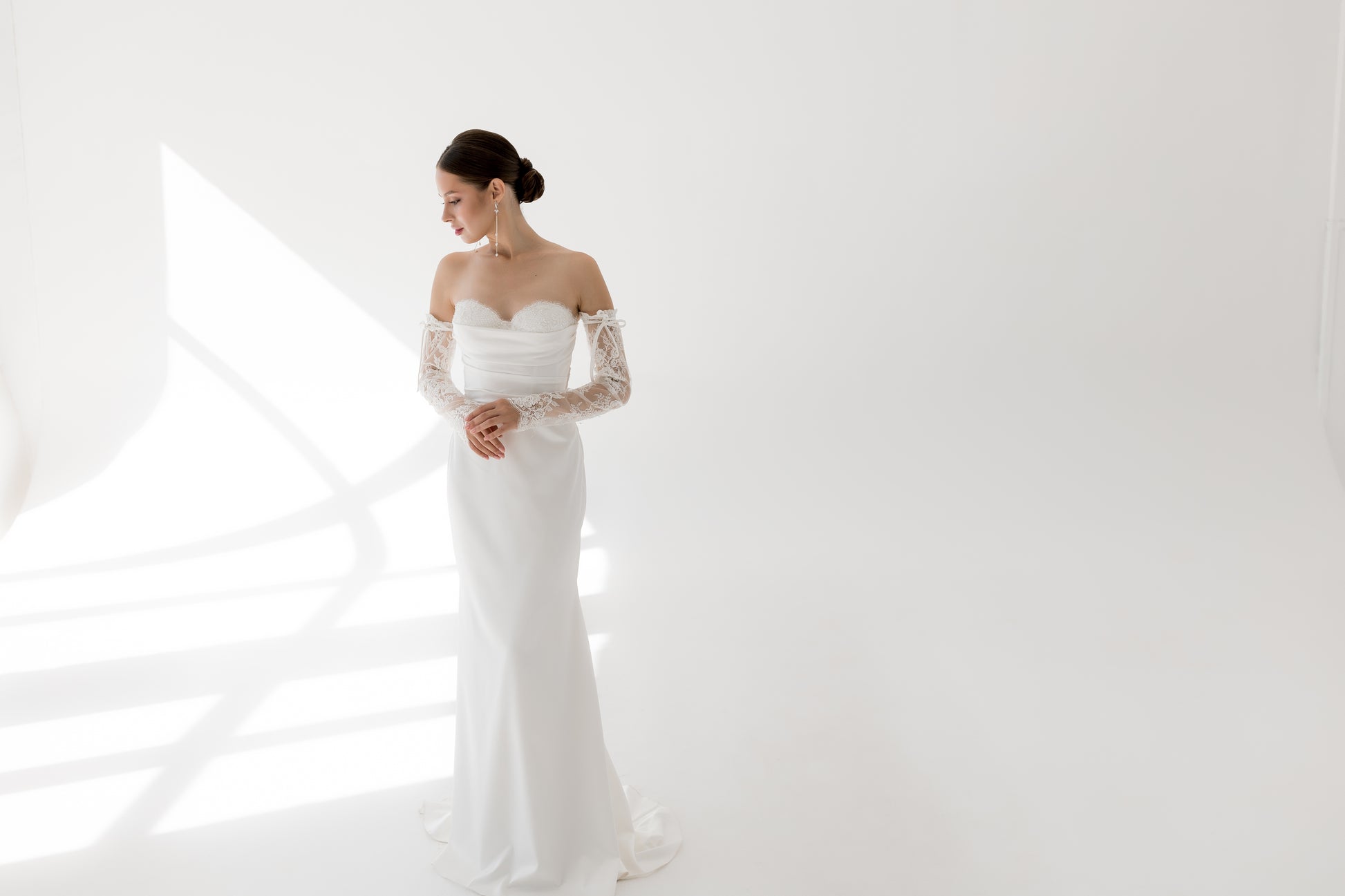 Modern wedding dress with detached lacy sleeves FARO